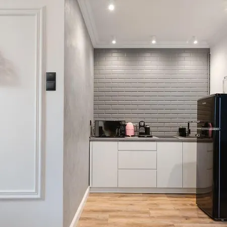 Urban Chic - Modern & Stylish, Aleja Solidarnosci * Varsó